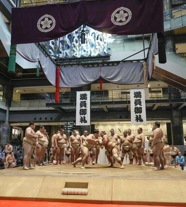 大阪市北区の大型複合施設「グランフロント大阪」で行われた二所ノ関一門の連合稽古