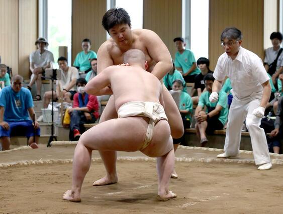 個人無差別級決勝 押し倒しで優勝した新潟総合クラブの岩渕希望夢=上越市の謙信公武道館