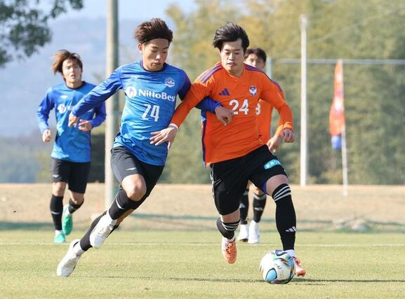 サイドを駆け上がる森璃太（右）＝宮崎県都城市