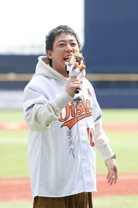 始球式であいさつする、さらば青春の光・森田哲矢さん=エコスタ