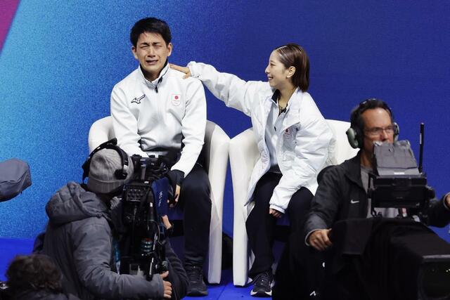 ペアで金メダルが確定し、涙する木原龍一（左）と笑顔の三浦璃来＝ミラノ（共同）