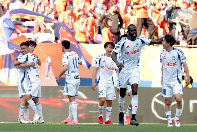 今季２勝目をあげ笑顔のＭＦミゲル・シルヴェイラ（２０・左から２人目）ら新潟の選手たち＝Ｅピース