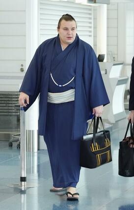 大相撲パリ公演へ出発する安青錦＝１０日、羽田空港