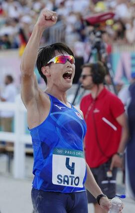 男子決勝　射撃・ランニングでゴールし喜ぶ佐藤大宗。銀メダルを獲得した＝パリ郊外（共同）