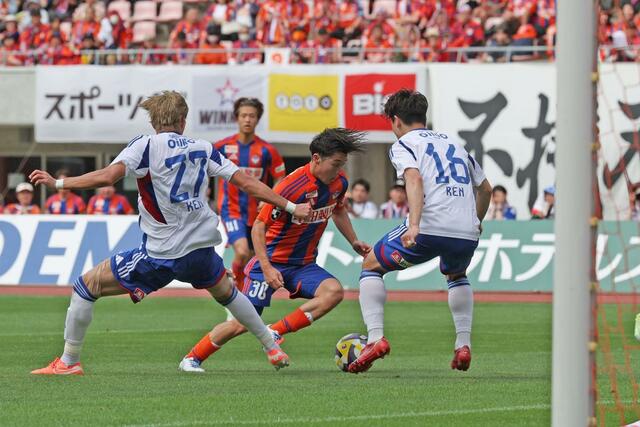 新潟－横浜Ｍ　前半、相手ゴールに迫るＭＦ奥村仁＝ビッグスワン