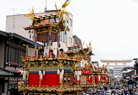秋の高山祭」開幕 きらびやかな屋台並ぶ | 新潟日報