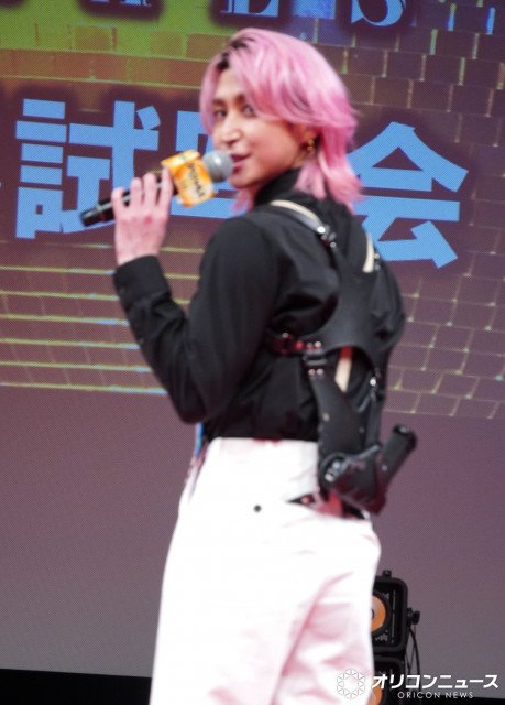 Snow Man佐久間大介、モデルガン腰に携えイベント登場「職質受けたら