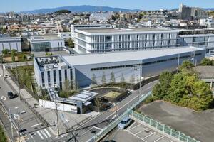 尼崎JR脱線事故の車両を保存する施設(手前)=大阪府吹田市(JR西日本提供)