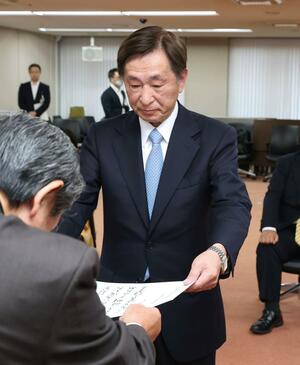 上越市長選の当選証書を受け取る小菅淳一さん=27日、市役所