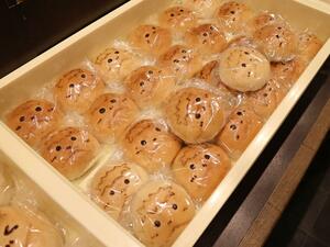 高田商業高の生徒らがチャレンジショップで販売したオリジナルパン