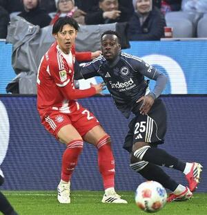 Eフランクフルト戦で競り合うバイエルン・ミュンヘンの伊藤(左)=21日、ミュンヘン