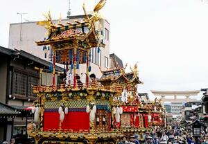 「秋の高山祭」が始まり、並べられたきらびやかな屋台=9日午前、岐阜県高山市