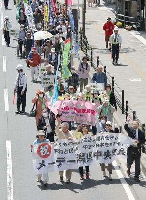 デモ行進で、物価高を上回る賃上げを訴えるメーデー参加者=1日、新潟市中央区