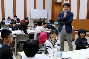 子どもたちの質問に答える朝原宣治さん=11月16日、長岡市幸町2