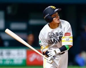 　８回ソフトバンク１死一、三塁、牧原大が決勝の右犠飛を放つ＝みずほペイペイドーム