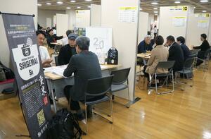 県内の生産者と県外の中食・外食業者らが参加した「新潟米商談会」=東京都中央区