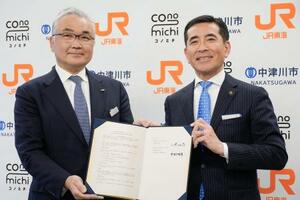「関係人口」創出を目指す連携協定を締結した、岐阜県中津川市の小栗仁志市長(右)とJR東海の中村明彦副社長=29日午後、中津川市
