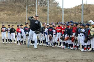 プロ野球選手が基本的な動作について分かりやすく指導した教室＝２１日、長岡市陽光台５