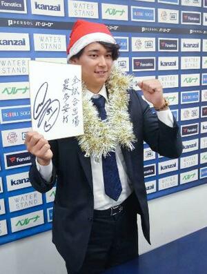 契約更改交渉を終え、来季の抱負を記した色紙を手にポーズをとる西武・西川=11日、埼玉県所沢市