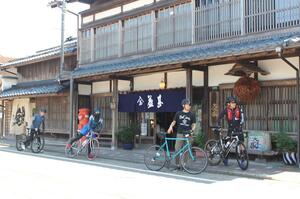 チェックポイントに到着した参加者=村上市大町