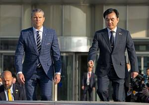 米韓定例安保協議を前に開かれた歓迎式典に出席したヘグセス米国防長官(左)と韓国の安圭伯国防相=4日、ソウルの国防省(代表撮影・共同)