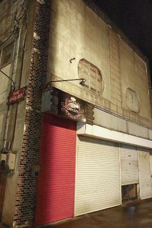 女性の遺体が見つかった飲食店が入る建物=10日、北海道日高町