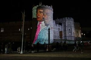 16日、ロンドン郊外のウィンザー城に投影されたトランプ米大統領と富豪エプスタイン氏の映像(ロイター=共同)