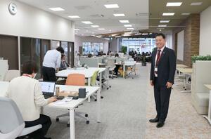 移転リニューアルした長岡事業所を案内するリコージャパン新潟支社の原島徹支社長＝長岡市