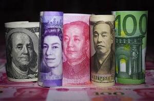 主要通貨の紙幣。(左から)米ドル、英ポンド、中国の人民元、日本円、ユーロ
