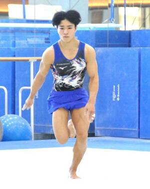 　試技会で床運動の演技をする徳洲会の岡慎之助＝神奈川県鎌倉市