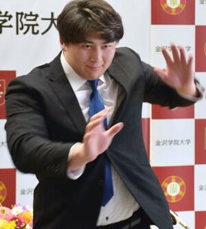 　大相撲の追手風部屋への入門を発表し、突っ張りを披露する金沢学院大の大森康弘＝１８日、金沢市