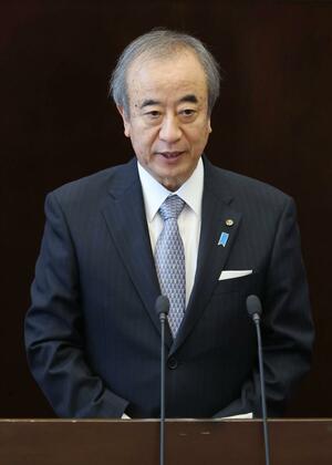 県議会で代表質問に答弁する花角英世知事＝２７日、新潟市中央区