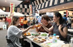 個性豊かなビールを楽しむ来場者=9月6日、アオーレ長岡