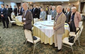 校歌を歌い、母校への思いを深めた東京新商会同窓会=15日、東京都千代田区