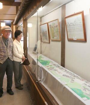 日本画家川田恭子さんの作品や、東京芸術大の大学院生のスケッチ画を展示している北国街道妻入り会館=出雲崎町尼瀬