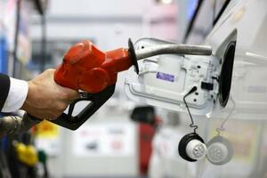 　ガソリンスタンドでの給油＝東京都内