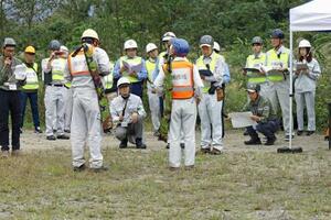 環境省が福島市で行政担当者らを対象に開いた、住宅近隣に出没したクマに発砲する手順を確認する研修会=9日