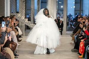 　パリ・コレクションで行われた「ウェインサント」のショー＝２日、パリ（ゲッティ＝共同）