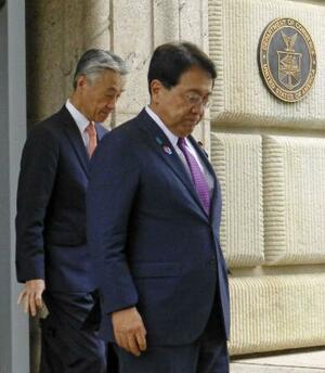 ラトニック米商務長官との会談後に商務省を出る赤沢経済再生相(右)=6月、ワシントン