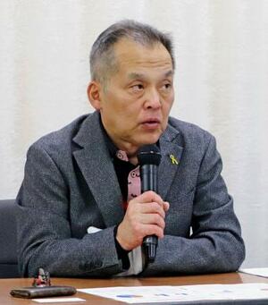 記者会見する「きょうされん」の小野浩常任理事=9日午後、厚労省