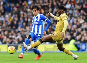 　クリスタルパレス戦で競り合うブライトンの三笘（左）＝ブライトン（共同）