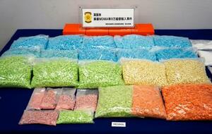 関東信越厚生局麻薬取締部が押収したMDMAなど=19日午後、東京都千代田区