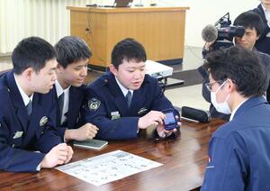 外国人が交番を訪れた際の対応方法を確認した研修＝新潟市西区小新西２