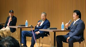 ジャイアント馬場さんの思い出を語る田上明さん(中央)、小橋建太さん(右)=4月14日、新潟市中央区の新潟日報メディアシップ