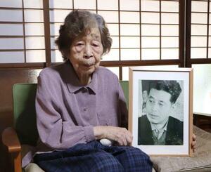 奥西勝・元死刑囚の写真を手にする妹の岡美代子さん=6月、奈良県山添村