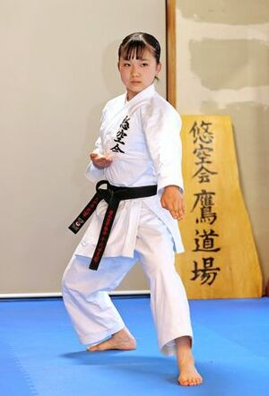 大会出場はかなわないが「自分にできるのは空手の楽しさと魅力を伝えること」と、気迫みなぎる演武を披露する高野万優さん=長岡市青葉台2の「鷹道場」