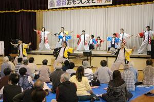 子どもと一緒によさこいソーランを踊る室谷青年会=阿賀町神谷