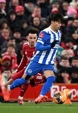 　リバプール戦で攻め込むブライトンの三笘（手前）＝リバプール（共同）