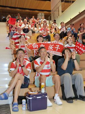 PV会場で熱い声援を送るラグビーファンら=新潟市中央区