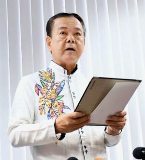 　記者会見する沖縄県南城市の古謝景春前市長＝１９日午前、那覇市
